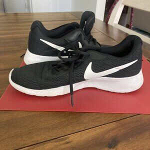 NIKE women's running sneaker